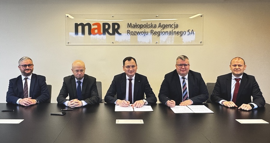 Zdjęcie przedstawia przedstawicieli Małopolskiej Agencji Rozwoju Regionalnego i Zarządu Klastra Rybitwy - Fundacji Rozwoju Przedsiębiorczości podpisujących list intencyjny w sprawie współpracy między oboma podmiotami